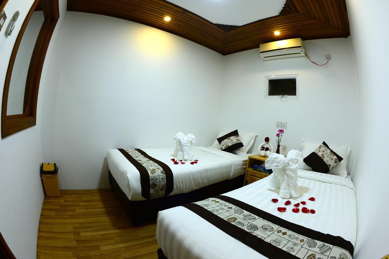 Backpacker Hostel Yangon Exterior foto