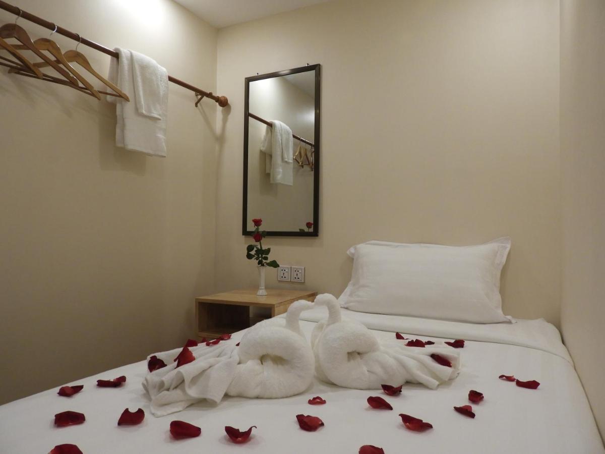 Backpacker Hostel Yangon Exterior foto