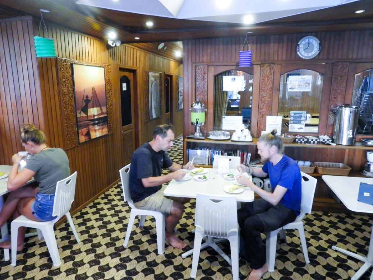 Backpacker Hostel Yangon Exterior foto